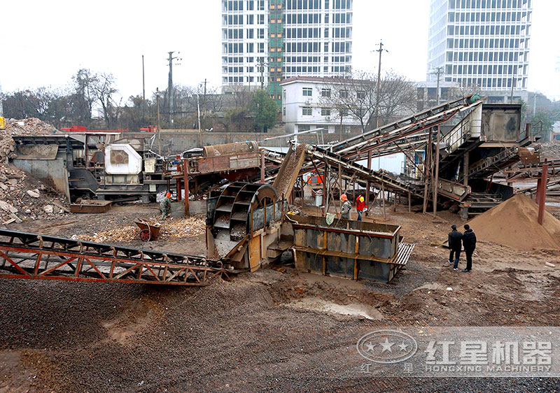 建筑垃圾制沙現(xiàn)場，配置車載制沙機(jī)